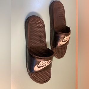 Blk mens size 10 nike slides